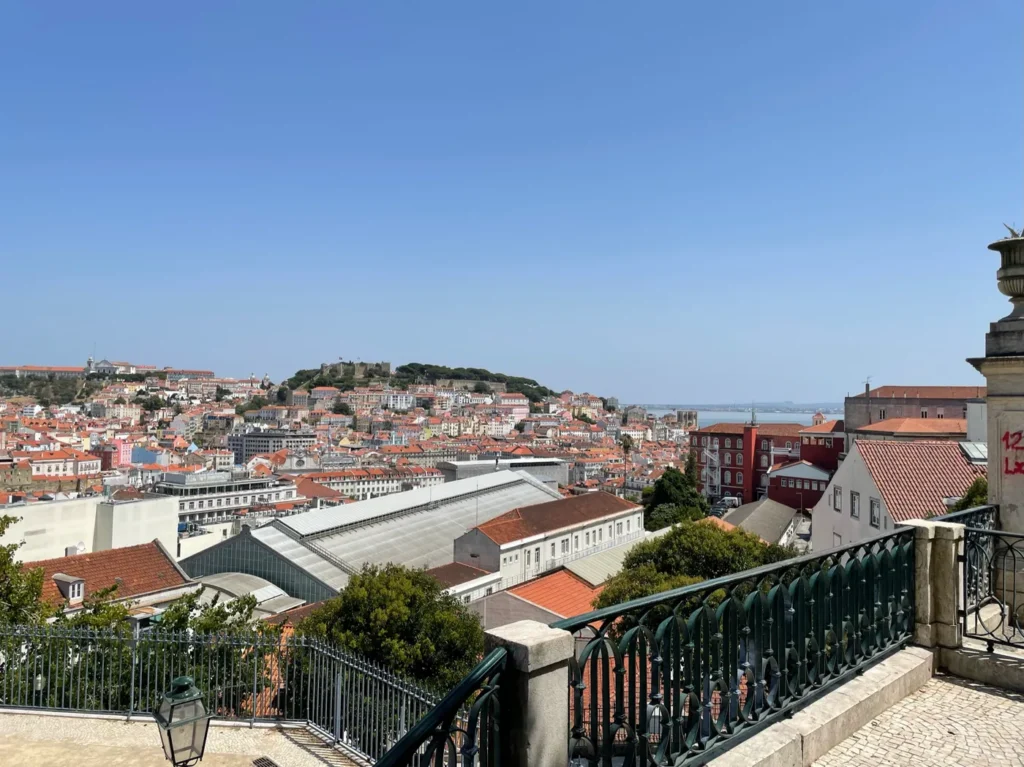 vue sur les toits de Lisbonne depuis le miradouro Sao Pedro de Alcantara