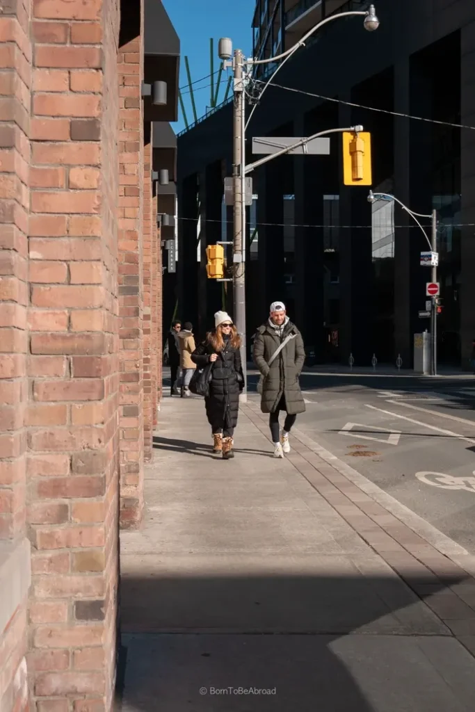 Deux personnes marchant dans les rues ensoleillées de Toronto