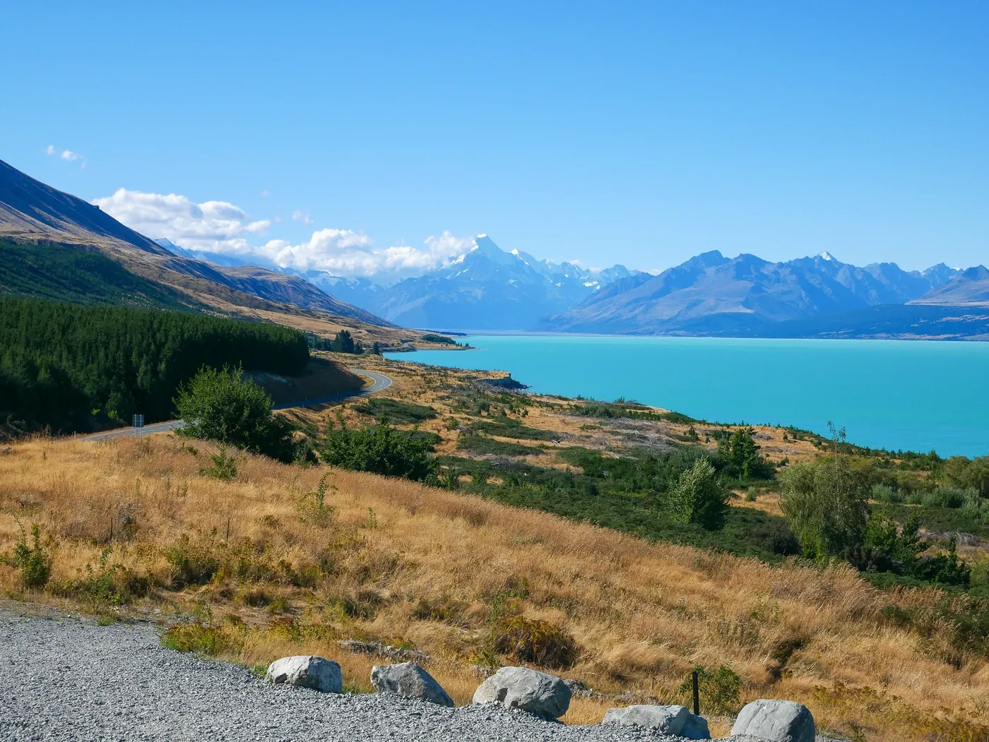 Lac turquoise de Nouvelle Zélande avec en arrière plan des montagnes enneigées