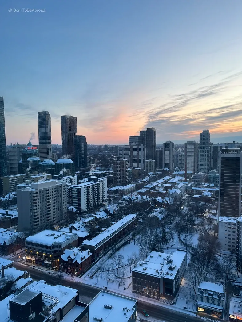 Vue aérienne de Toronto sous la neige et au lever du soleil