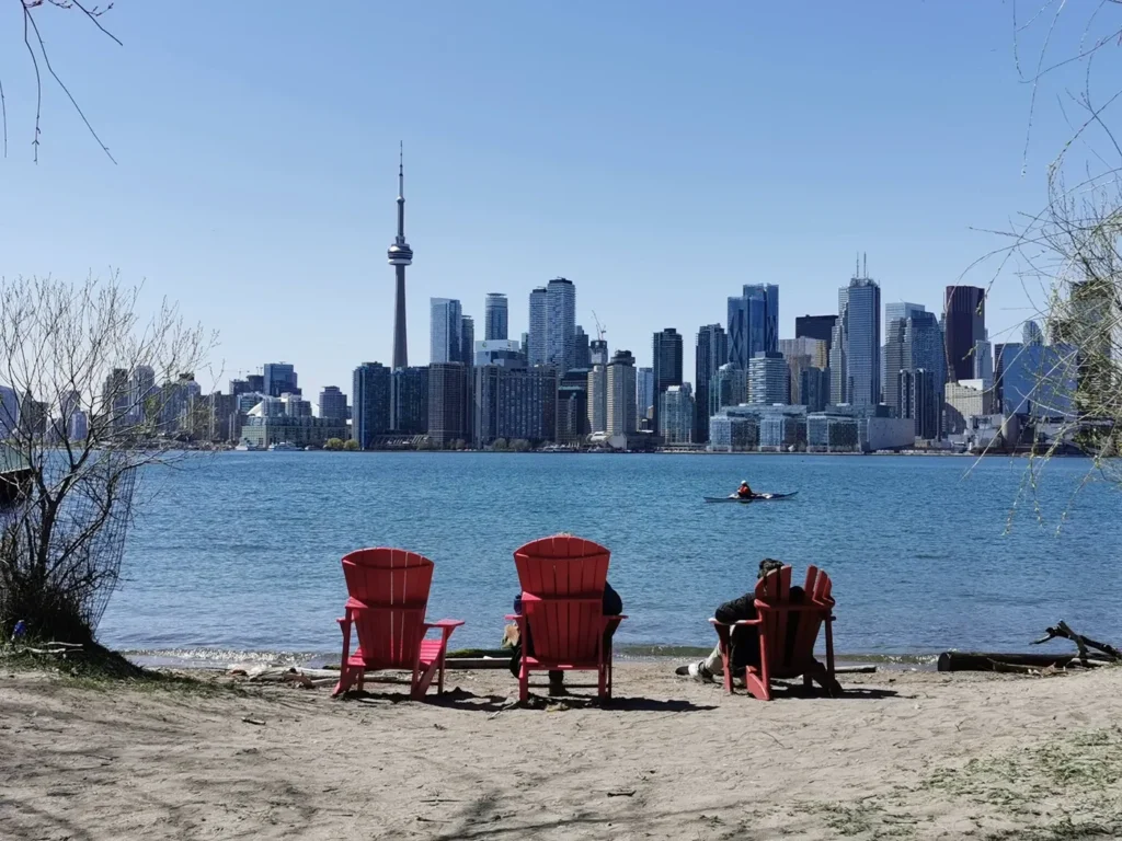 Vue sur la skyline de Toronto depuis la plage de Ward Island