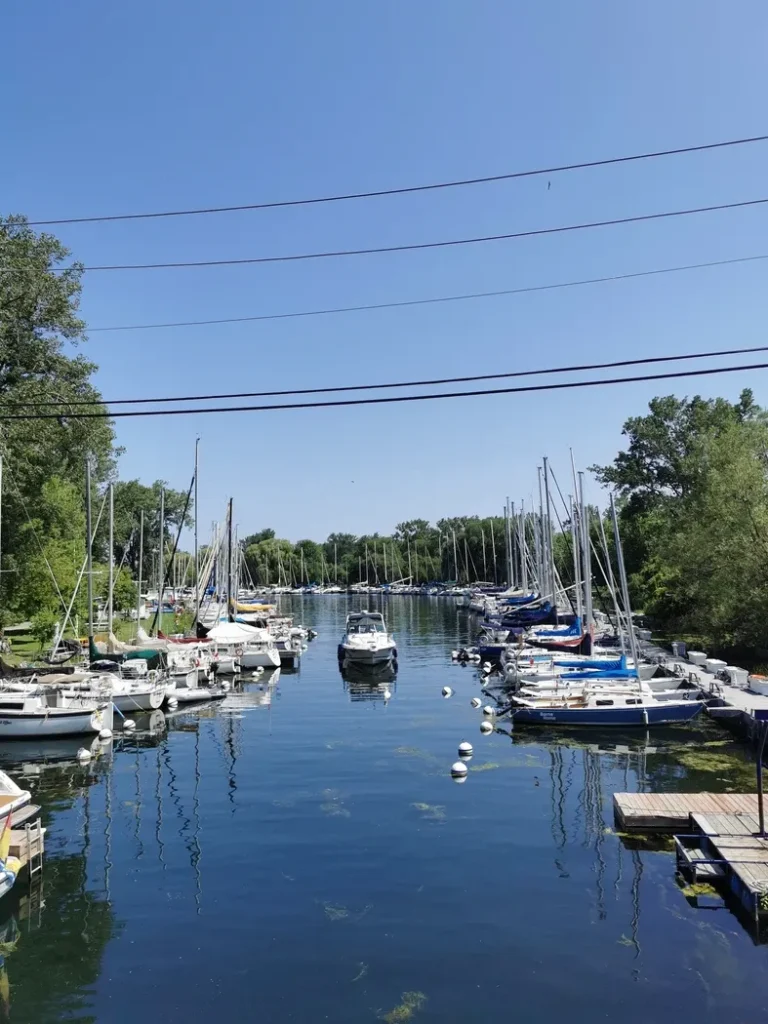 Bateau naviguant sur le lac Ontario