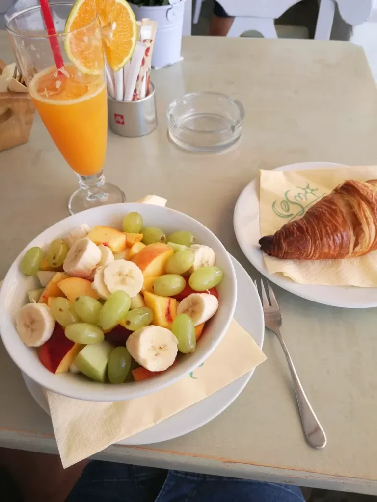 Salade de fruit, croissant et jus d'orange fraîchement pressé