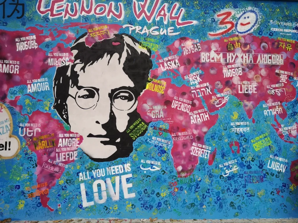 Mur Lennon à Prague représentant différents tags démontrant la liberté d'expression