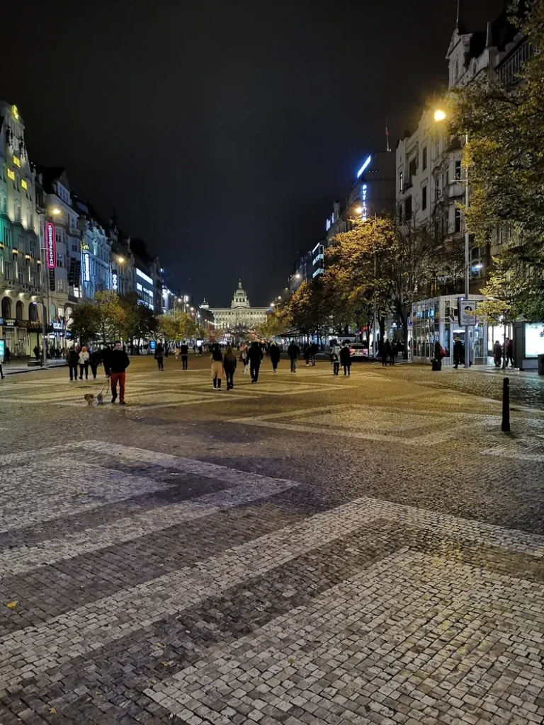 Grande place piétonne en pleine nuit