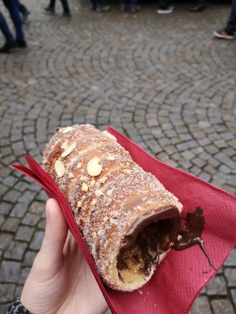 Pâtisserie tchèque en forme de cône fourrée au chocolat fondu