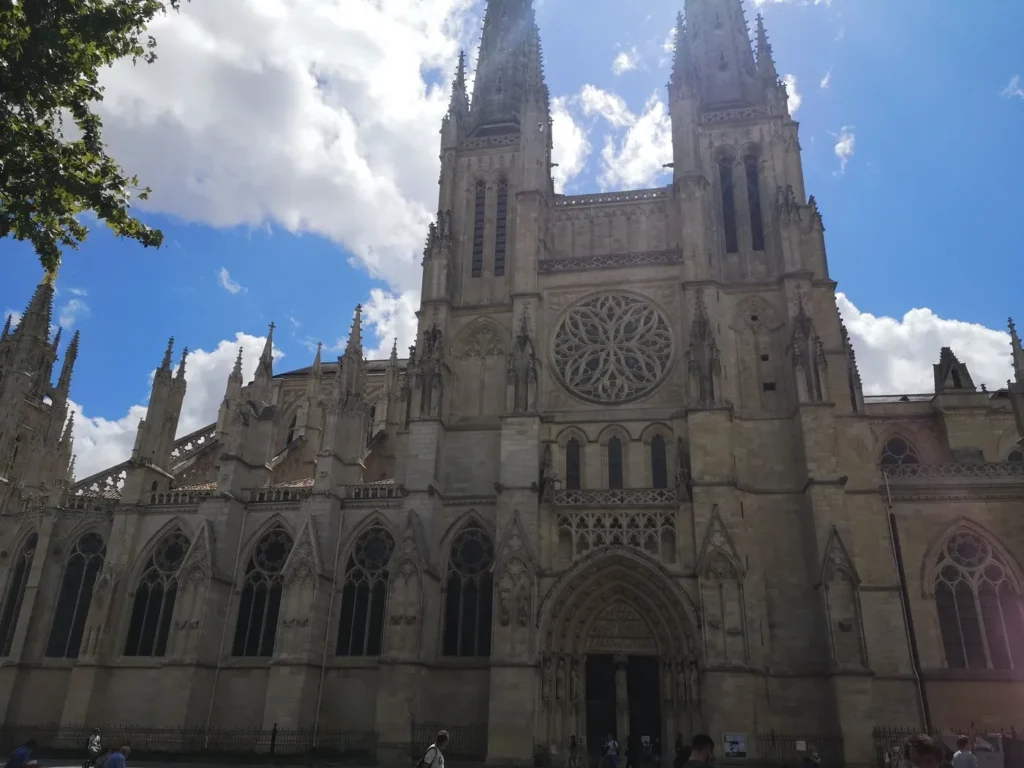 Une cathédrale imposante ornée de multiples flèches, illustrant la beauté de l'architecture gothique.