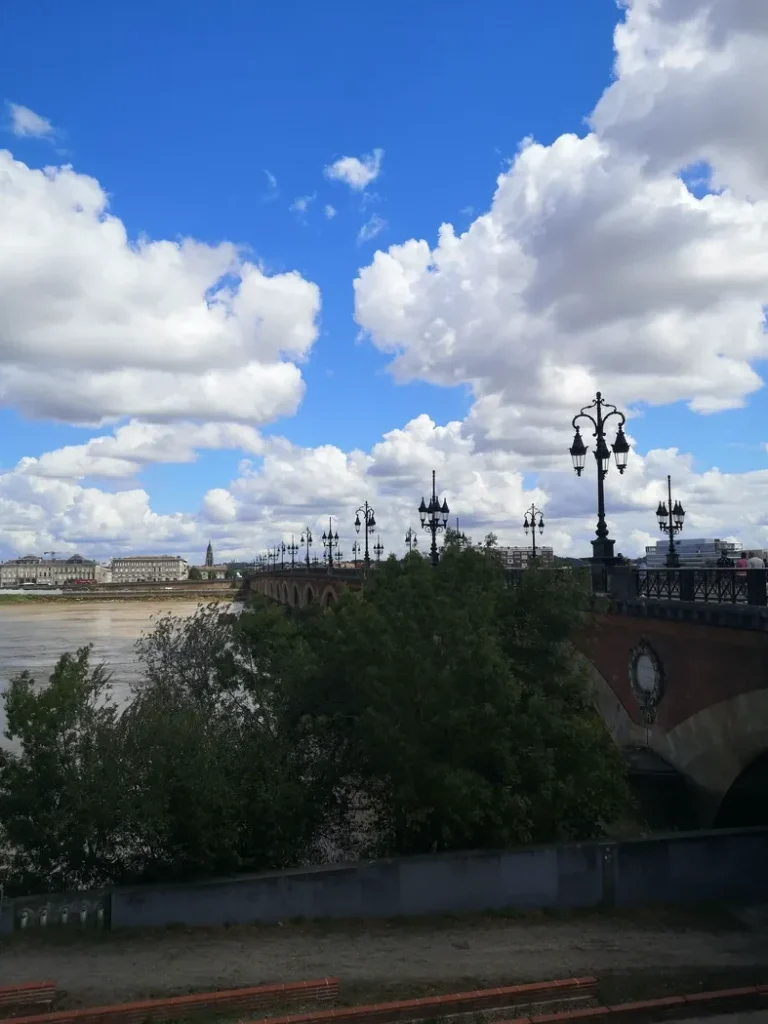 Un pont en pierre et comprenant de nombreux lampadaires.