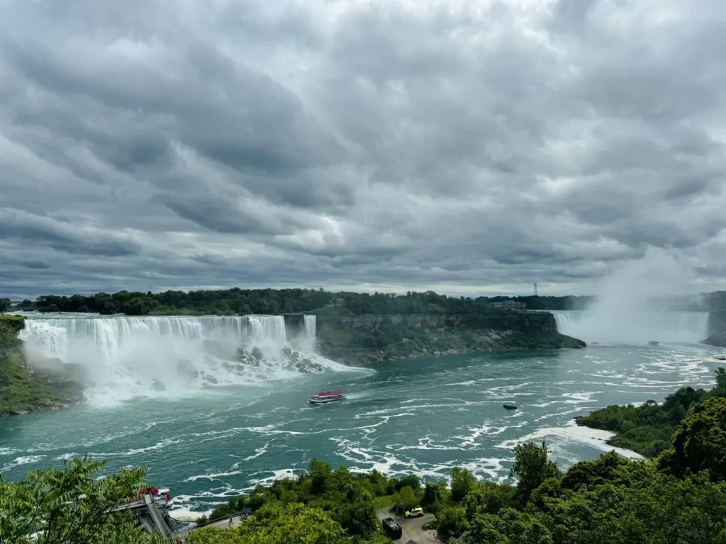 Les chutes du Niagara sous un ciel nuageux.