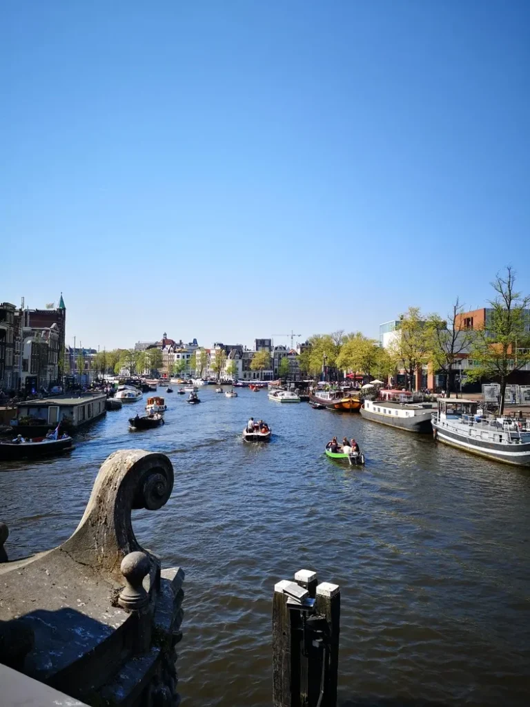 Un canal où navigue différentes barques