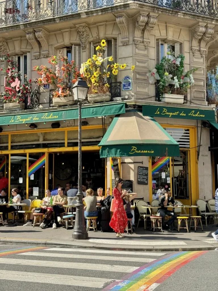 Une devanture de brasserie colorée