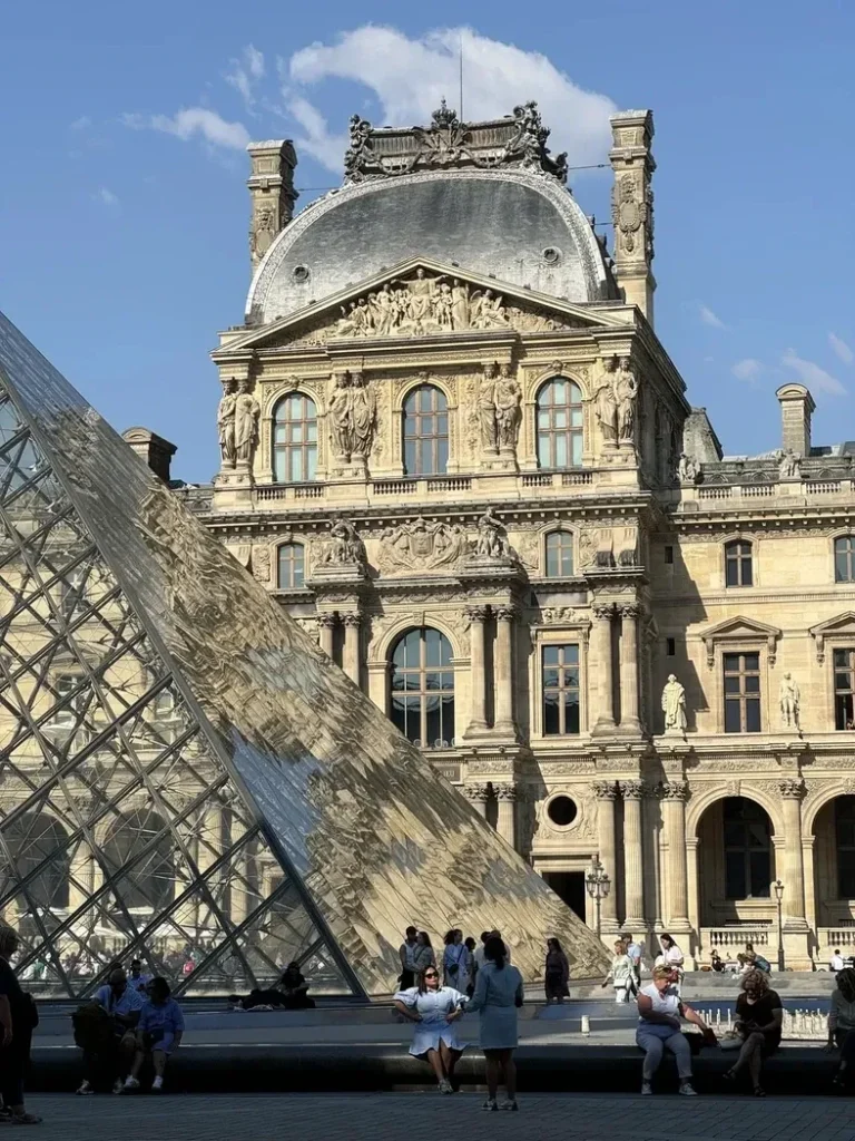 Le Louvre en premier plan