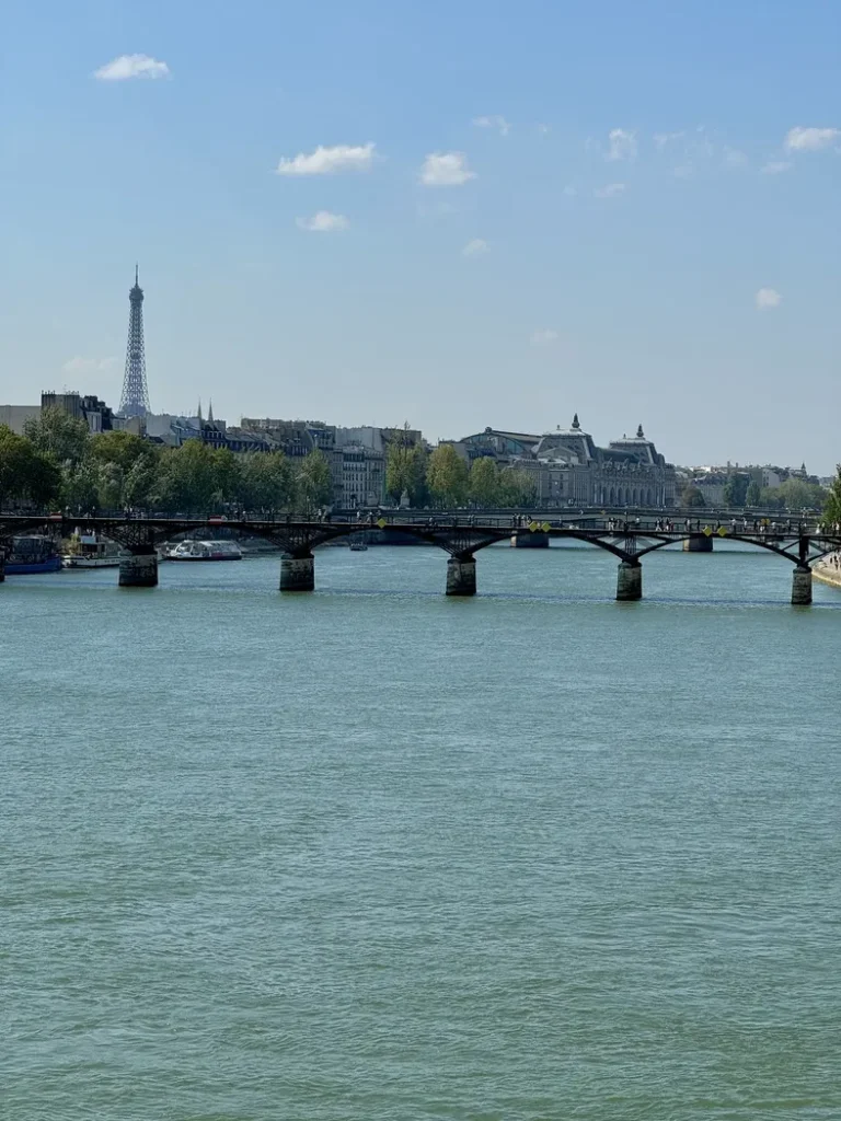 Un pont traversant la Seine avec en arrière plan le haut de la Tour Eiffel