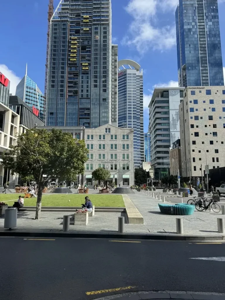 Des grattes-ciels dans un environnement urbain