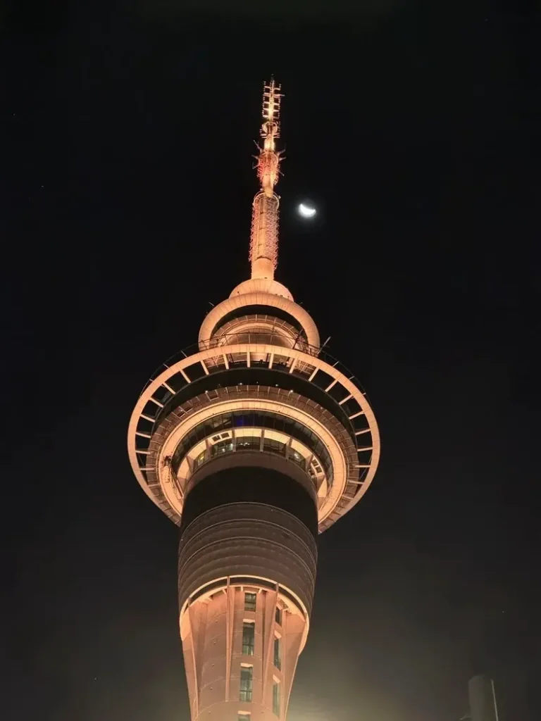 Le haut de la Sky Tower de nuit