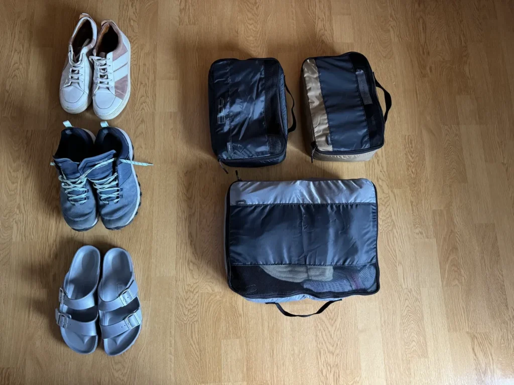 Trois paires de chaussures et 3 sacs de vêtements organisés