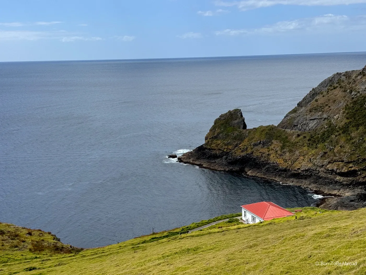 Hut avec un toit rouge face à l'océan