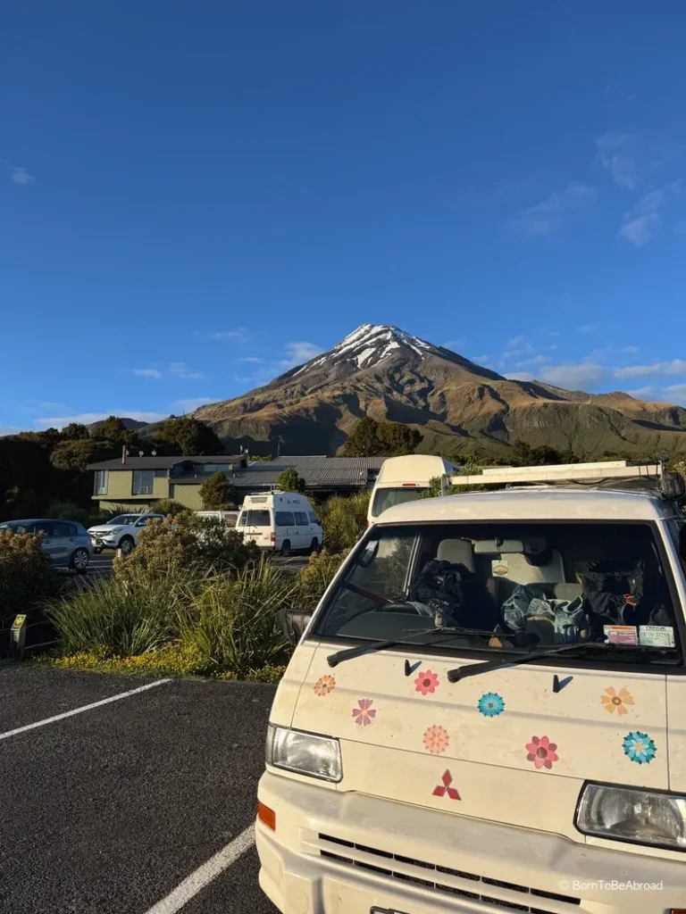 Van blanc en face du volcan Mont Taranaki