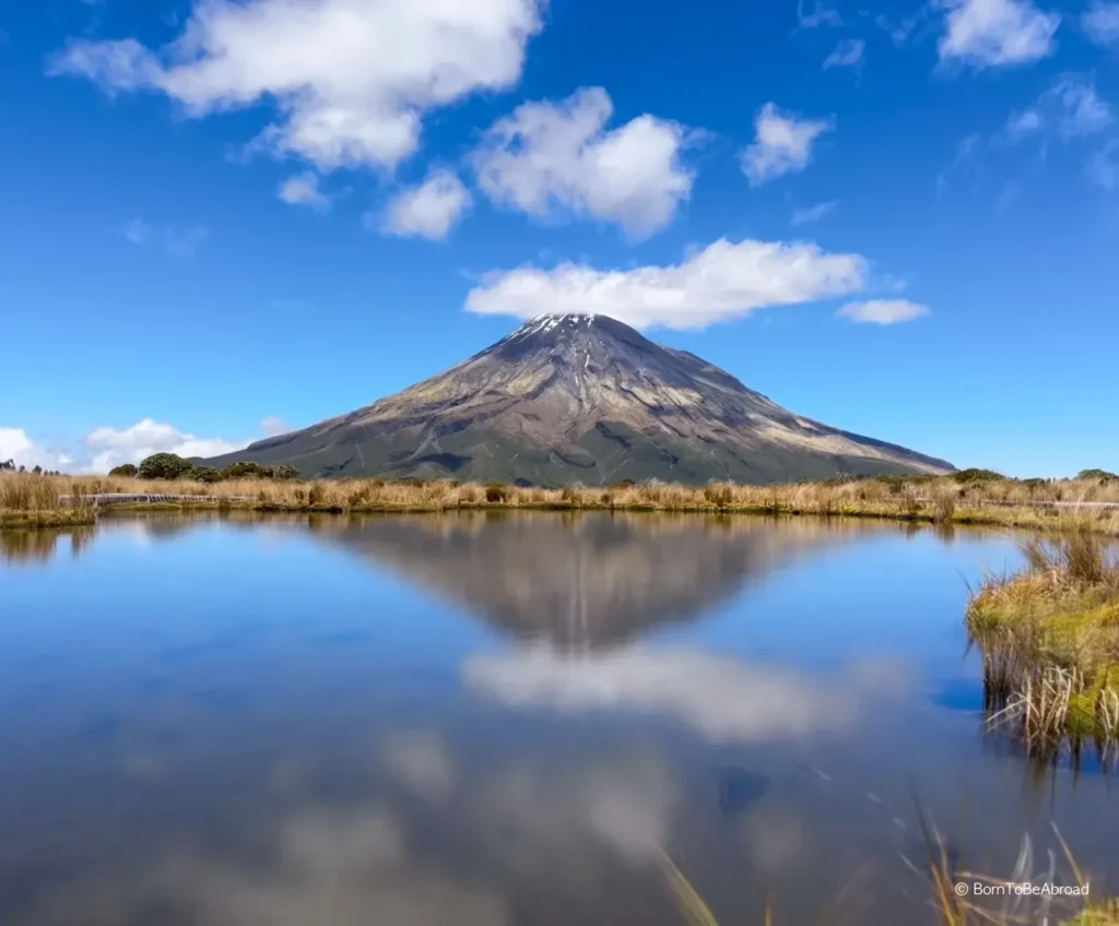 Mont Taranaki se reflétant dans le lac alpin