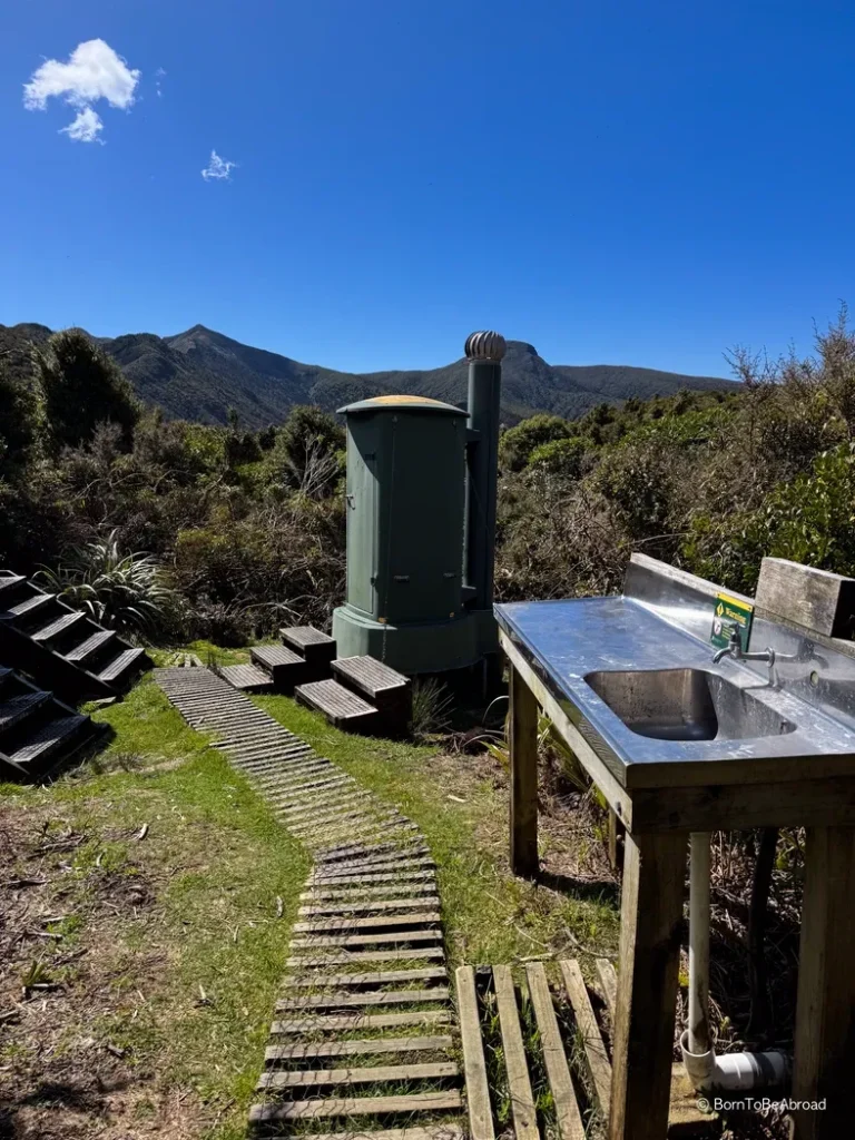 Toilettes en fond d'un jardin, Holly Hut, Pouakai Circuit