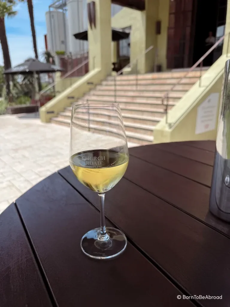 Verre de vin blanc posé sur une table en bois