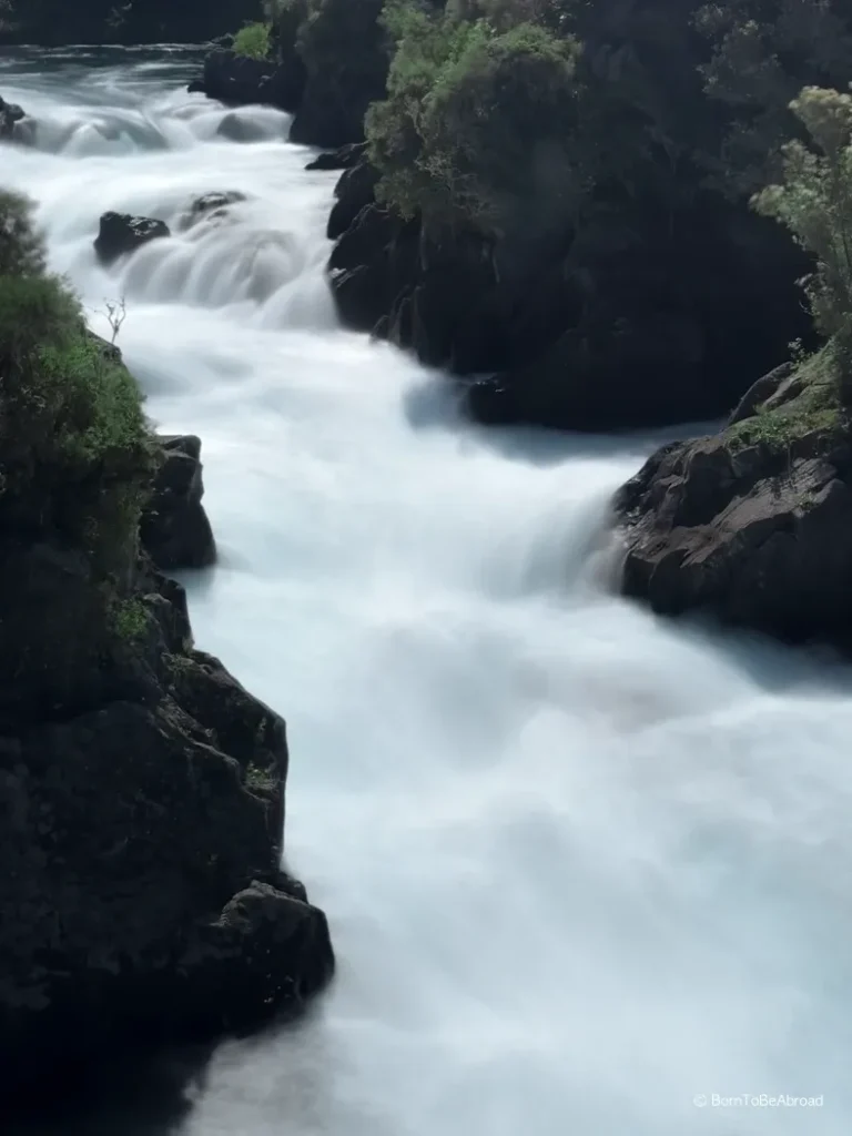 Rapides avec un flot très rapide zigzaguant entres les rochers