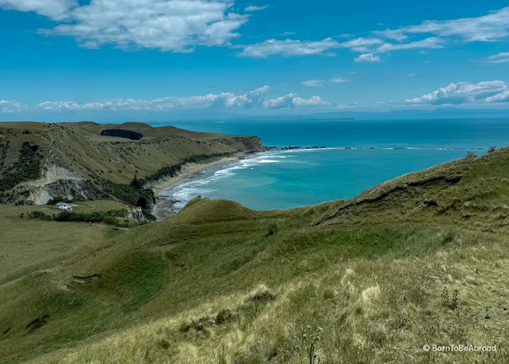 Vue panoramique sur l'océan au milieu des collines verdoyantes