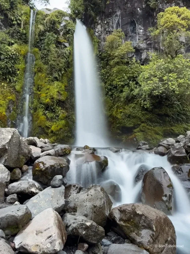 Grande cascade d'eau au milieu de la forêt