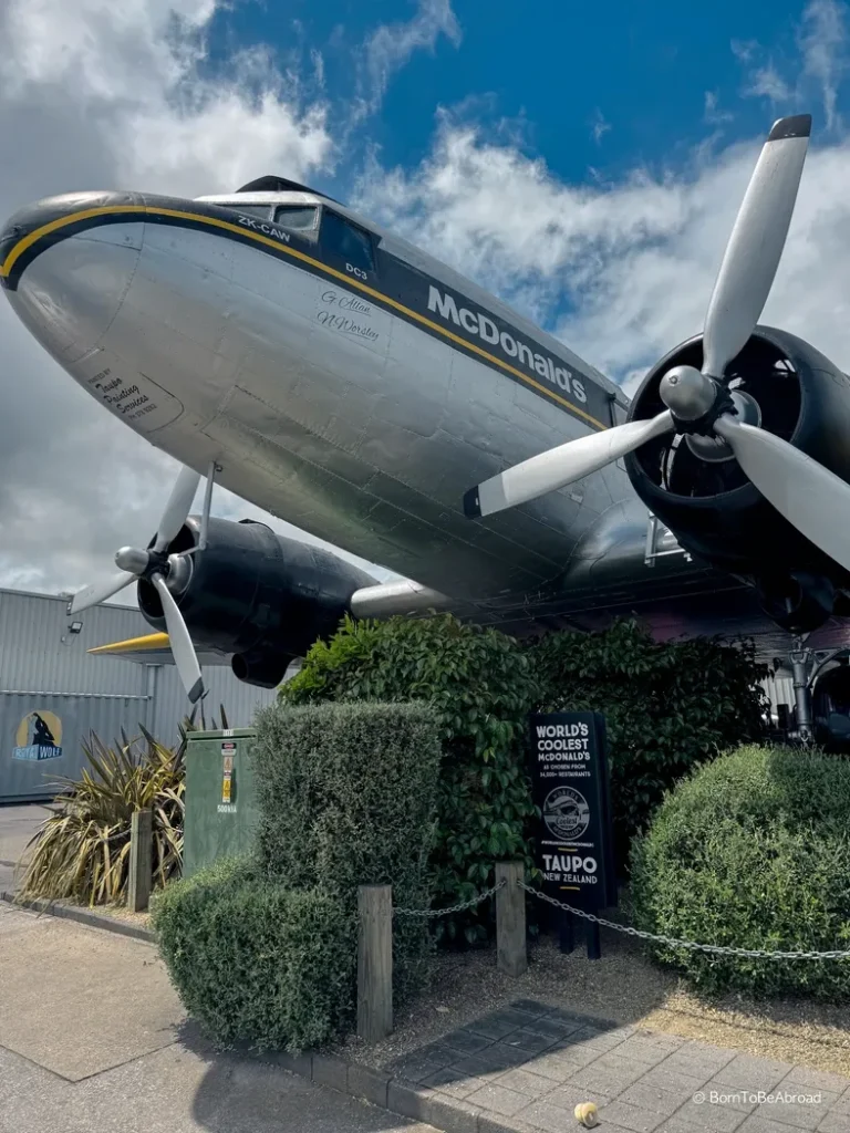 Extérieur d'un McDonald's qui est un ancien avion réhabilité en restaurant. Il est situé à Napier.