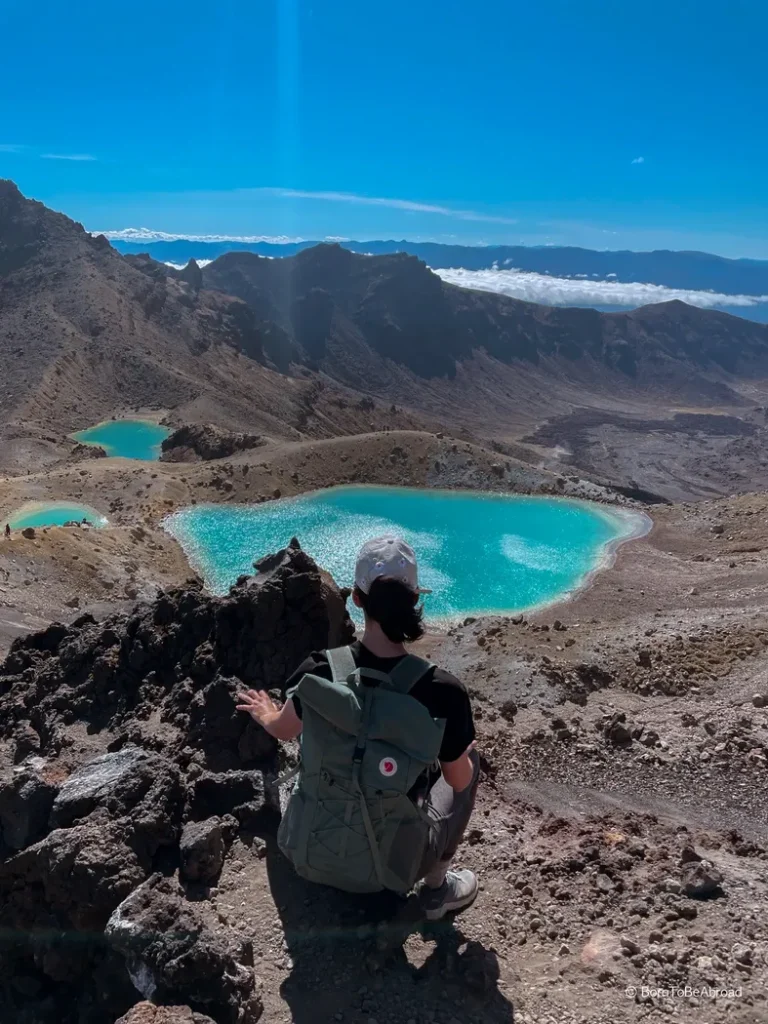 Personne admirant trois lacs d'un bleu turquoise