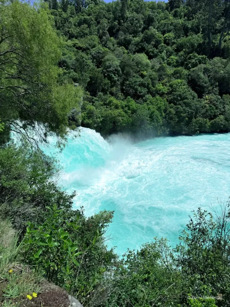 Vue en hauteur sur Huka Falls, une cascade à l'eau turquoise