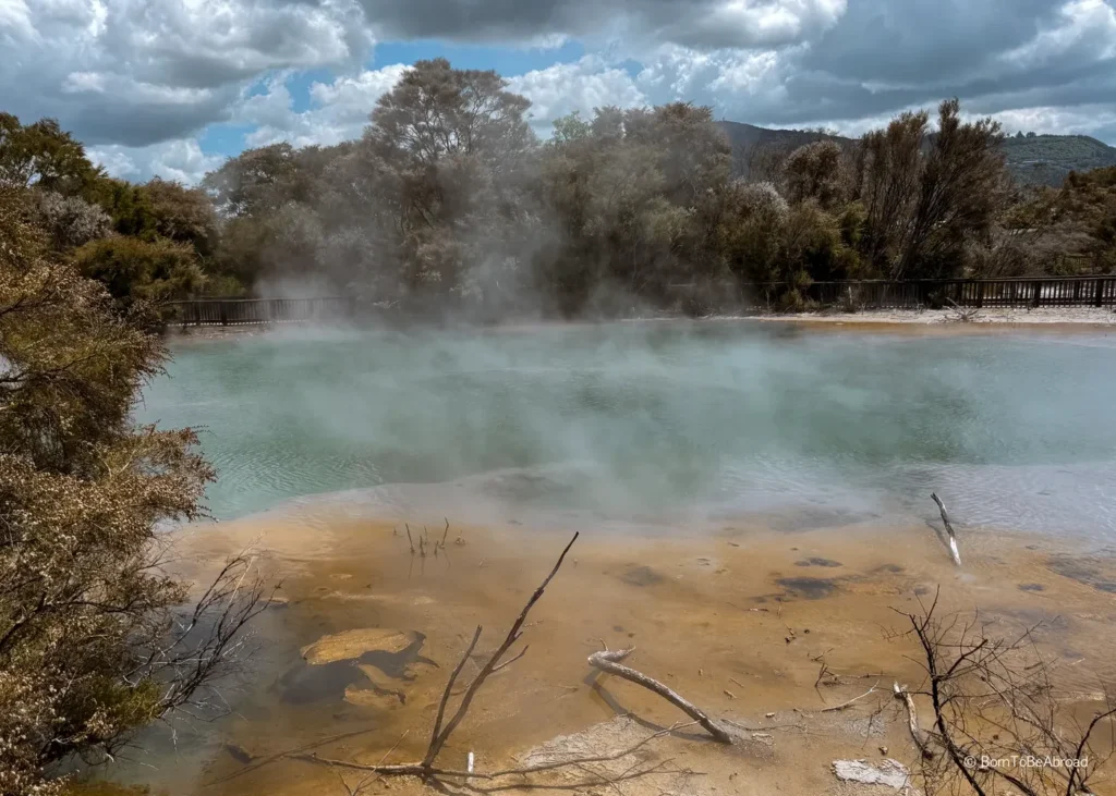 Un lac bouillonnant au milieu d'un parc