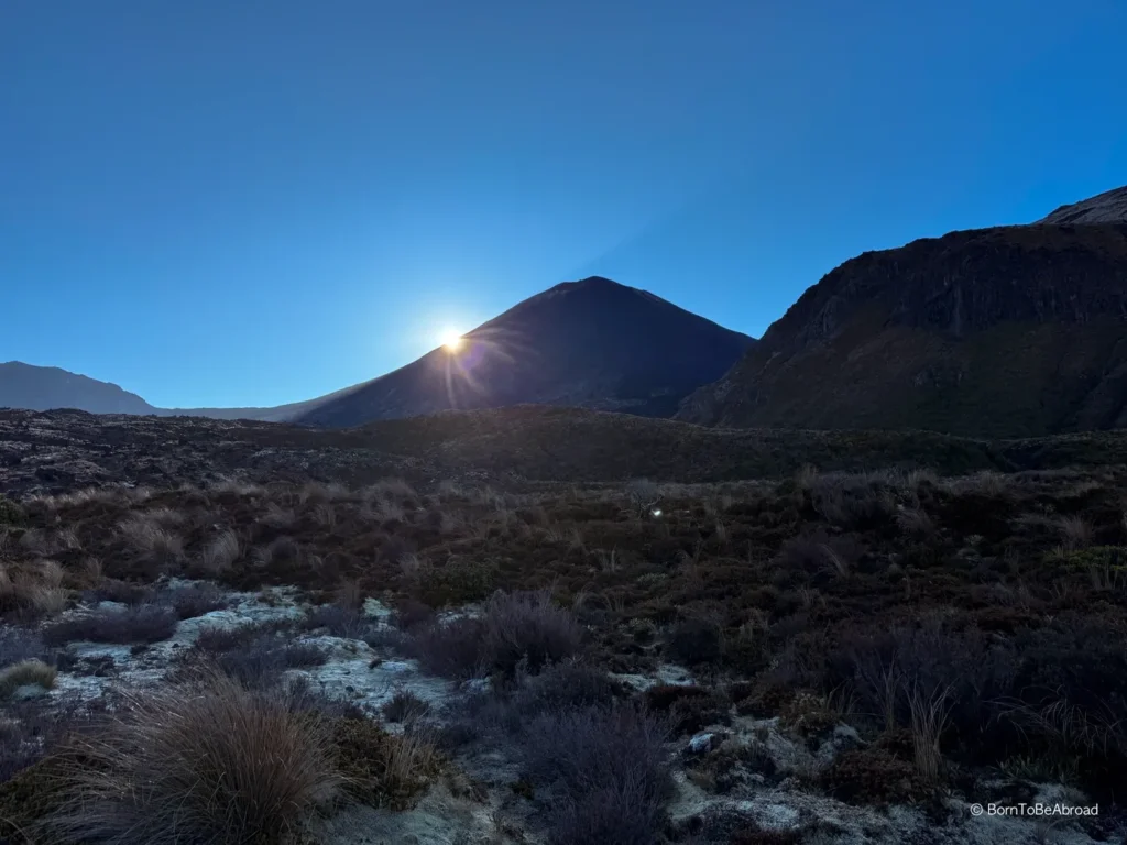 Soleil se levant derrière un volcan