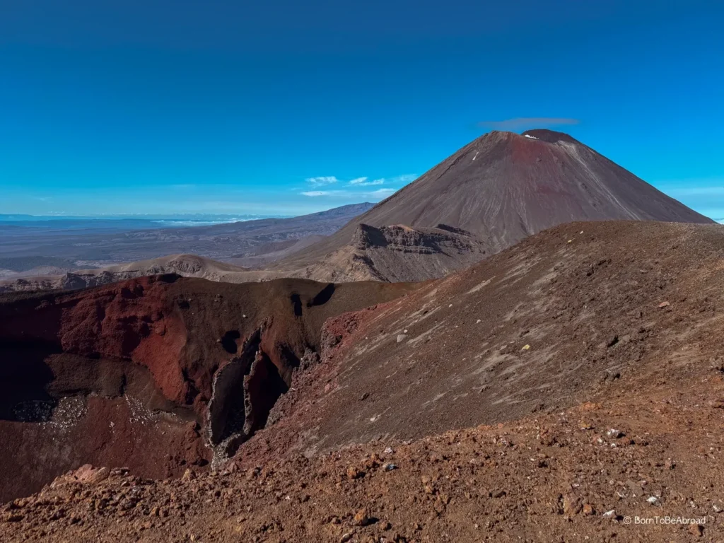 Vue panoramique d'un crater de volcan avec un volcan en arrière plan