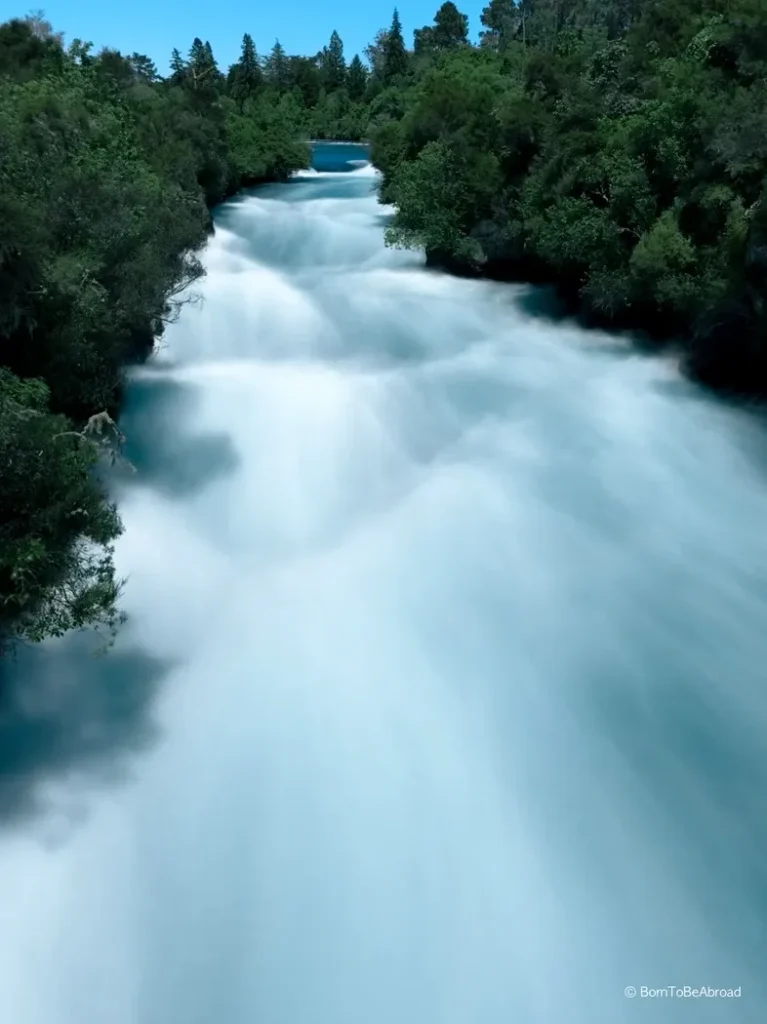 Flot de la rivière Waikato avant qu'elle se déverse dans la Huka Falls.