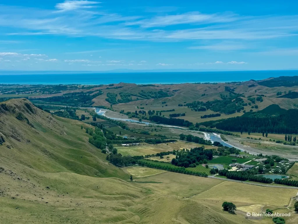 Vue panoramique sur une rivière traversant une vallée verdoyante