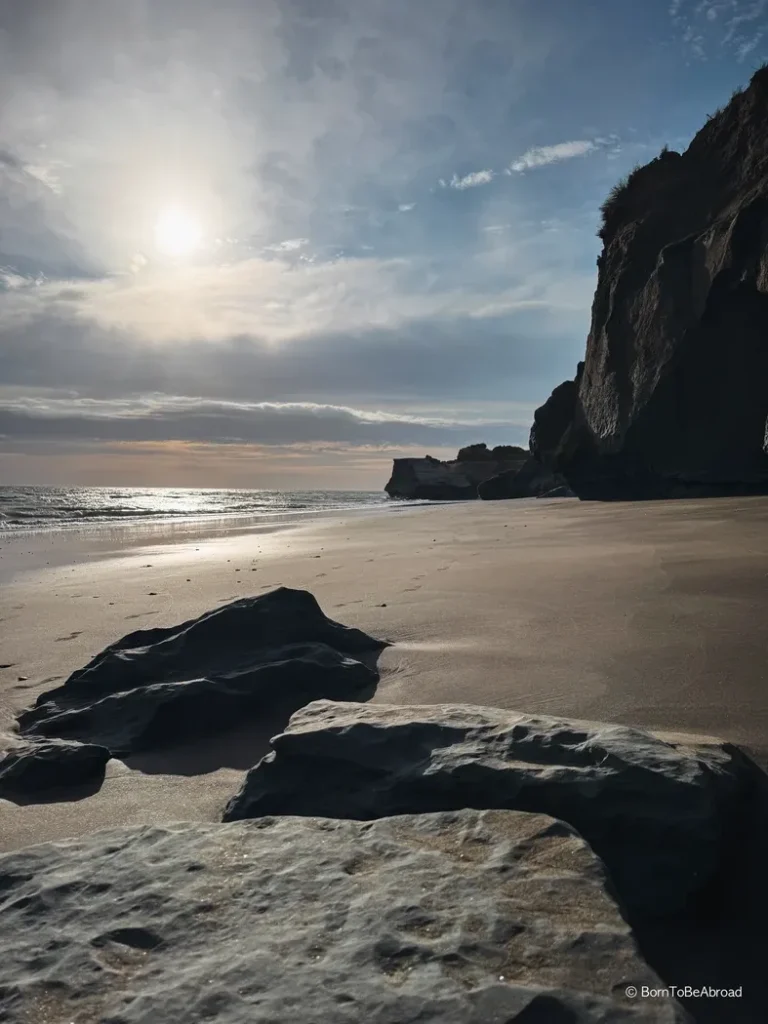 Falaises en bord de plage sous un temps très ensoleillé