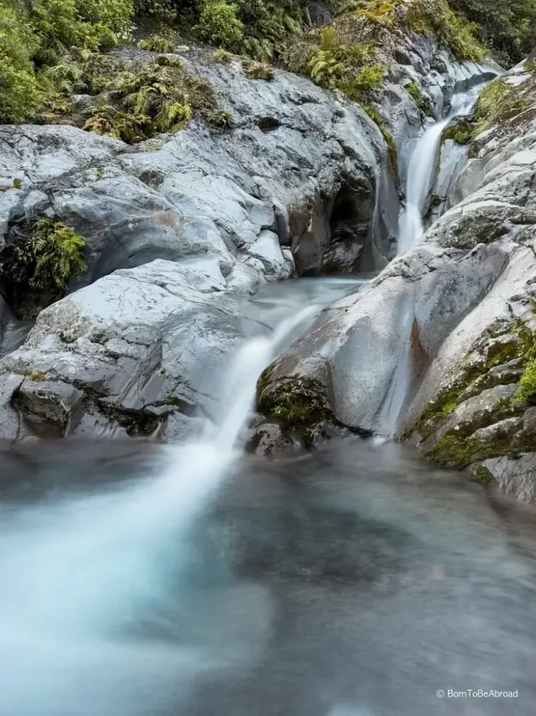 Cascade d'eau au milieu des pierres