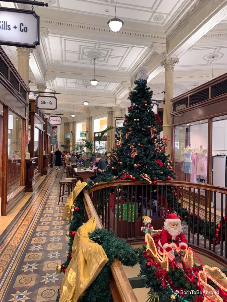 Intérieur d'un centre commercial décoré sur le thème de Noël