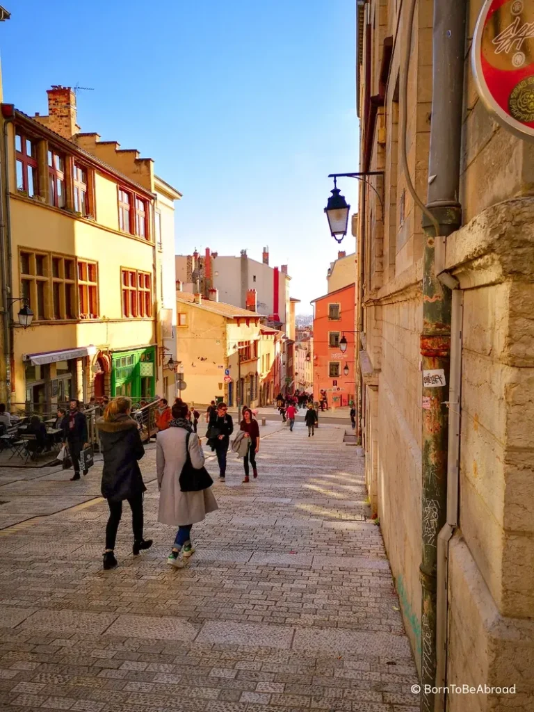 Rue pavée et piétonne du quartier Croix Rousse de Lyon