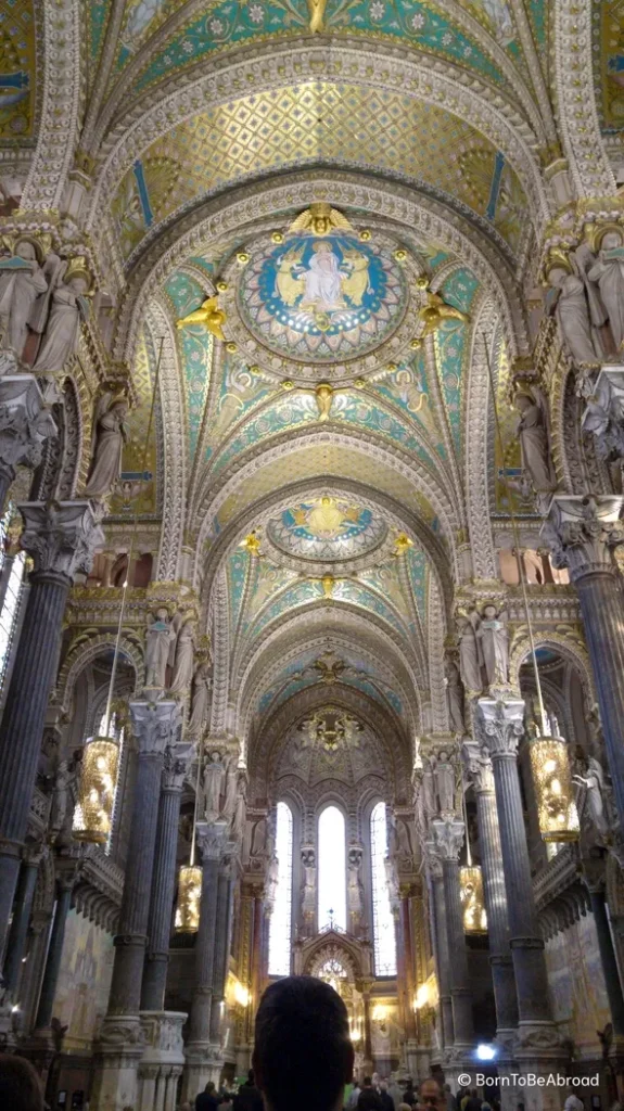 Intérieur de la basilique Notre Dame de Lyon