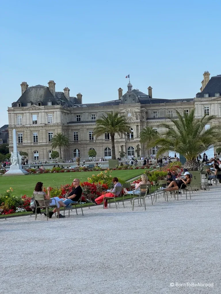 Personnes assises au Jardin du Luxembourg