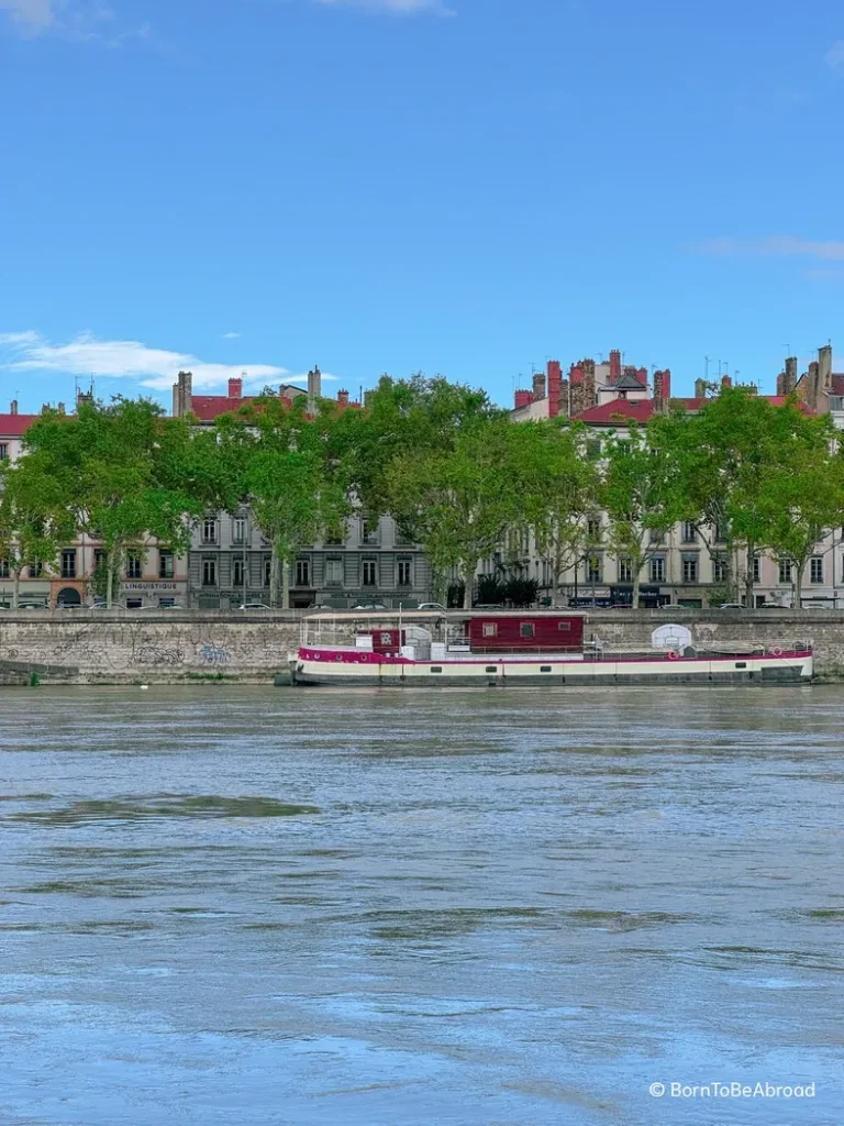 Péniche amarrée sur les quais du Rhône à Lyon