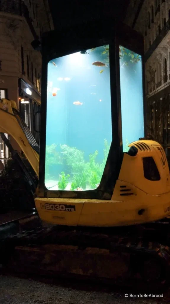 Engin de construction recyclé en aquarium pour la Fête des Lumières à Lyon