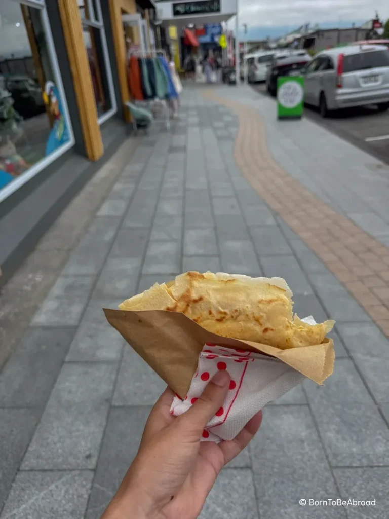 Crêpe tenue dans une main en pleine rue