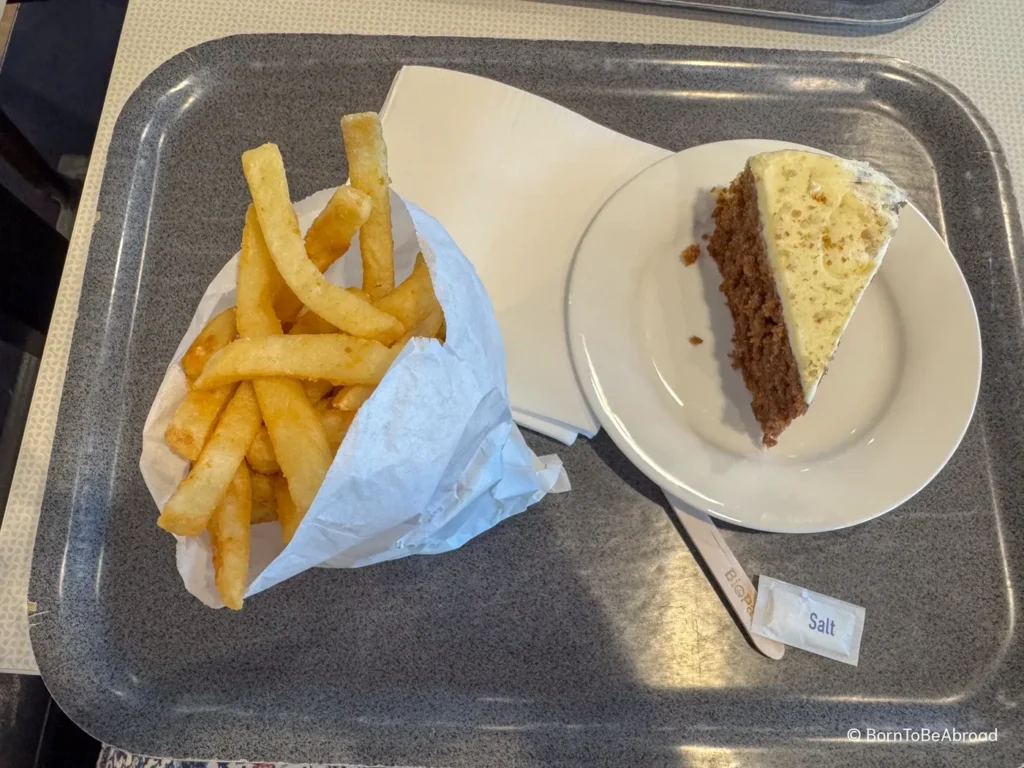 Un plateau de repas comprenant des frites et un carrot cake