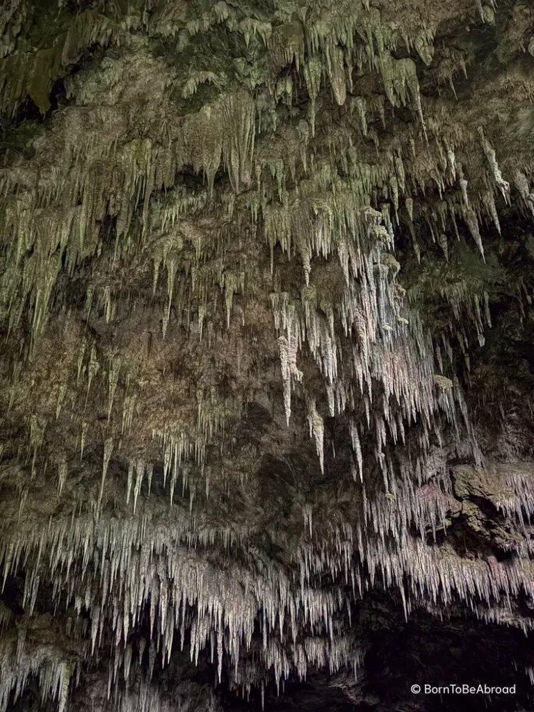 Des stalactites dans une grotte sombre