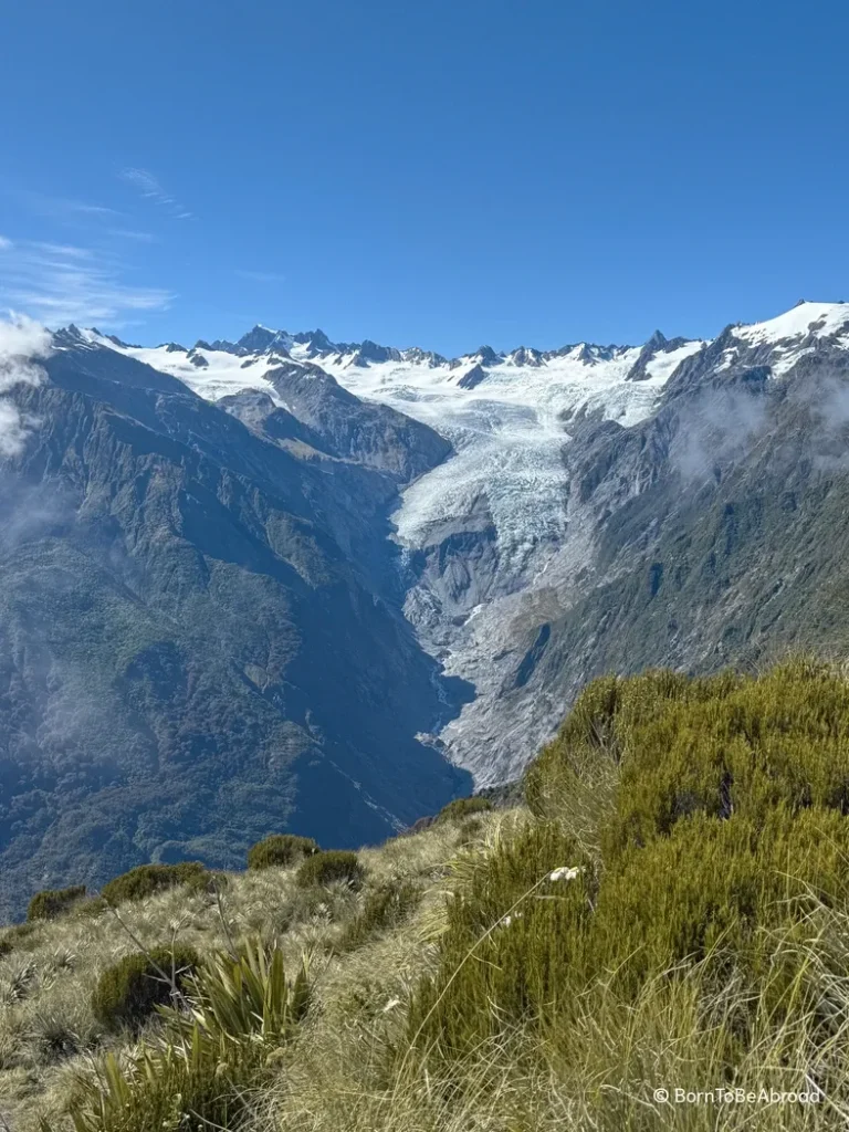 Vue de près sur le Franz Josef Glacier sous un temps ensoleillé