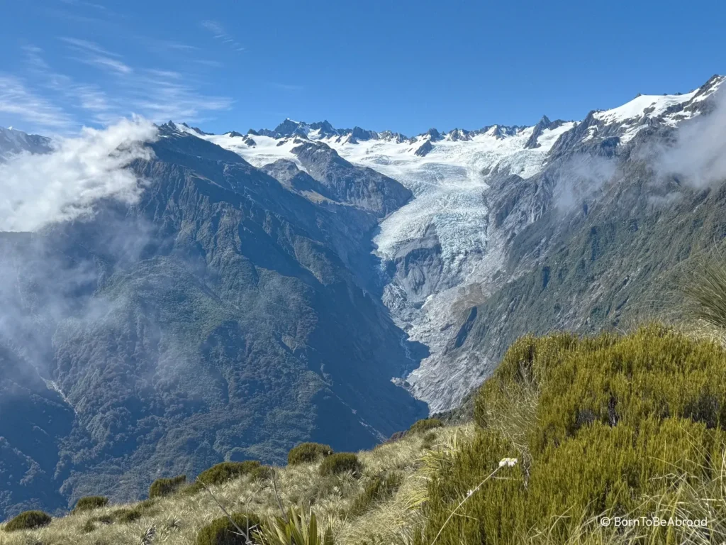 Vue de près sur le Franz Josef Glacier sous un temps ensoleillé prise durant mon itinéraire durant un road trip dans l'île du sud de la Nouvelle-Zélande