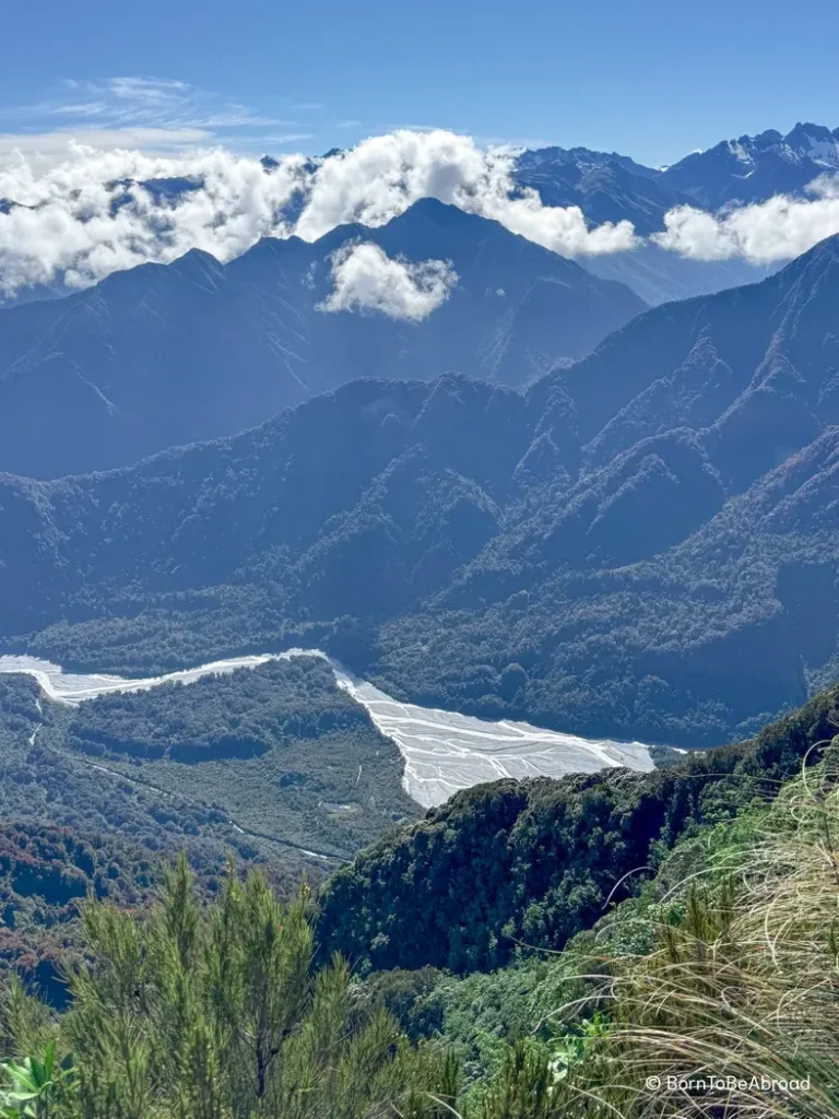 Vue en hauteur sur une rivière traversant les montagnes